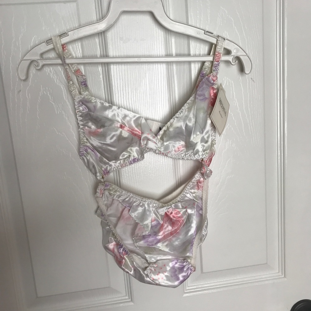 NWT-floral satin bra and panty set-fits small
